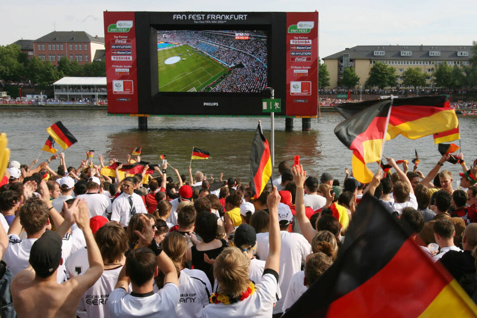 Frankfurt: Fanmeile und bunte Pfeile durchs "Zombieland": EM-Countdown in Frankfurt läuft