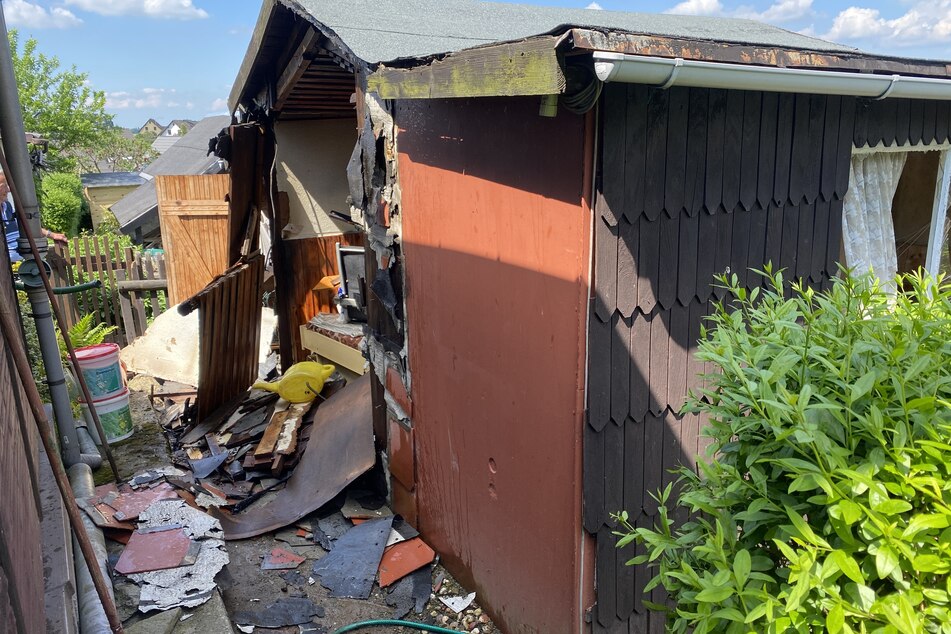 Die Seitenwand der Gartenlaube wurde durch das Feuer komplett zerstört.
