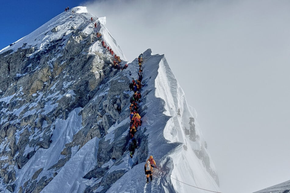 Bergsteiger bilden eine Schlange, während sie sich dem Gipfel des Mount Everest in Nepal nähern.