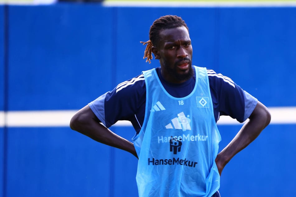 Bakery Jatta (27) saß bei der 1:2-Niederlage des HSV gegen Sturm Graz 90 Minuten auf der Bank.