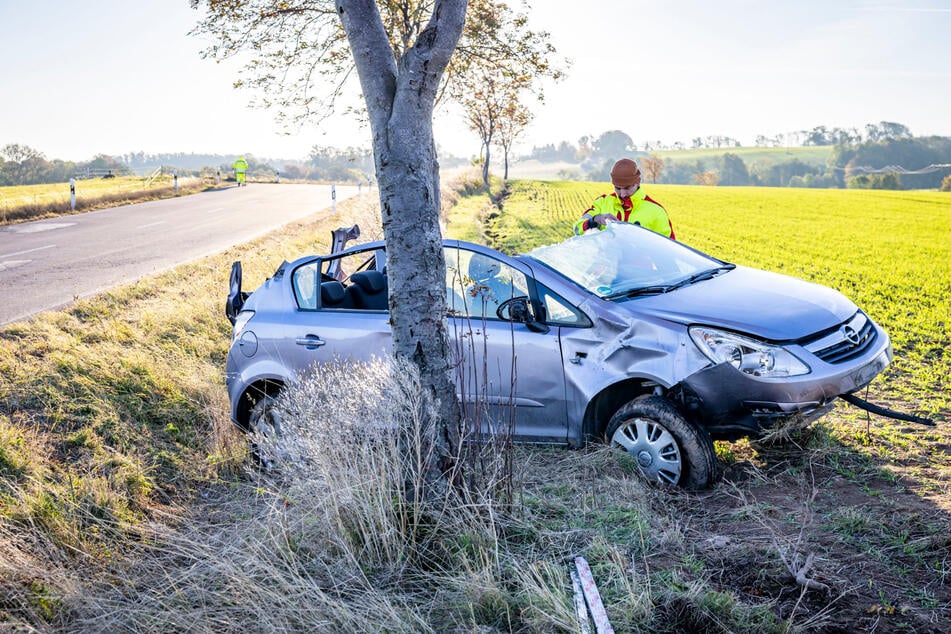 Die junge Frau (21) schleuderte mit ihrem Wagen von der Straße und krachte gegen einen Baum.