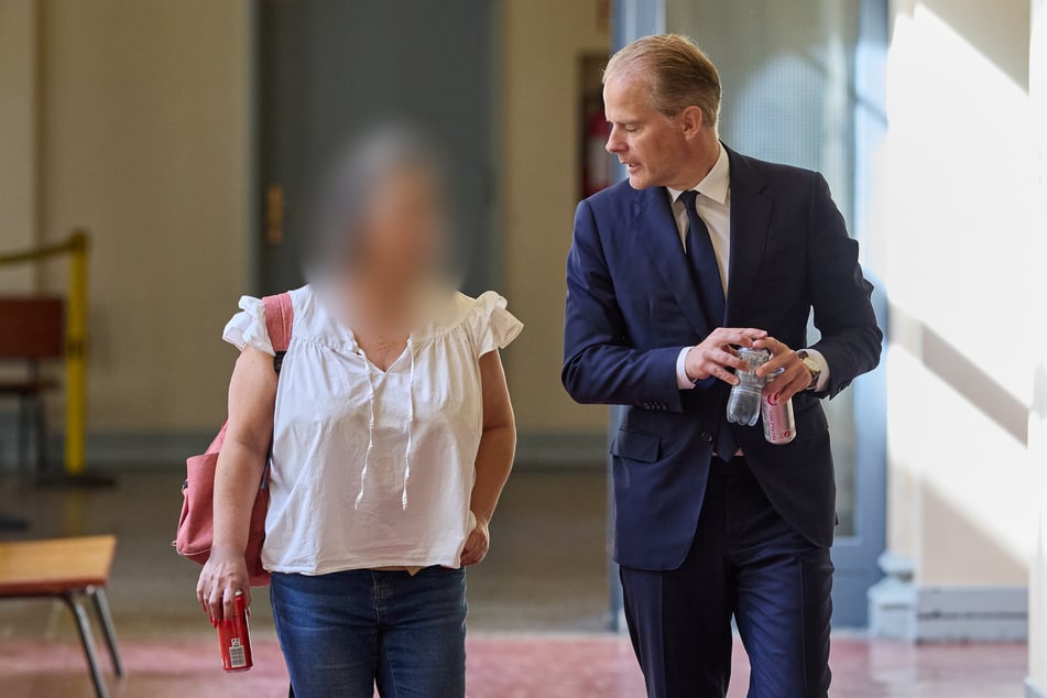 Keren T. im Gespräch mit ihrem Anwalt Bernd Groß am 53. Verhandlungstag.