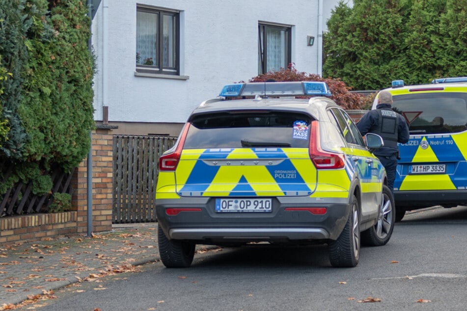 In diesem Wohnhaus fanden die Beamten den toten Mann und die schwer verletzte Frau, die wenig später verstarb.