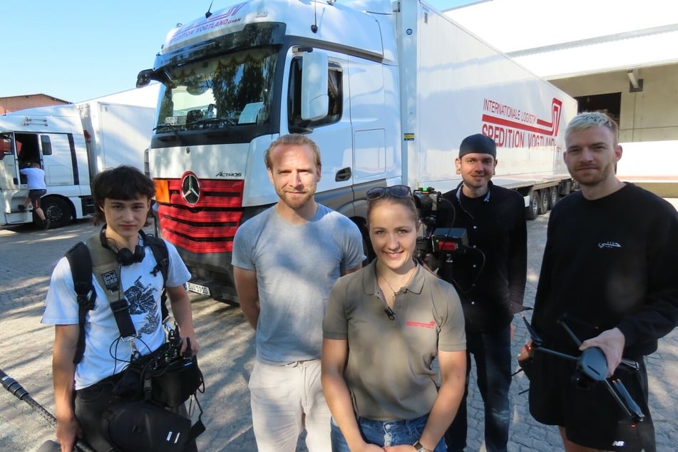 Das Produktionsteam im Auftrag von Mercedes Benz Trucks gemeinsam mit Julia Batzdorf (28) beim Dreh auf dem Gelände der Spedition Vogtland GmbH.