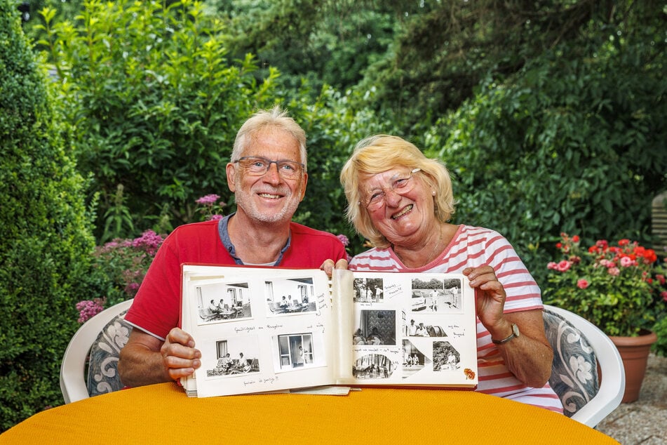 Wurden zu sechsfachen Wiederholungstäter beim Rügen-Urlaub: Barbara (83) und Jochen Vielhauer (70, arbeitete 48 Jahre im Betrieb) erinnern sich dank ihres Fotoalbums gern an ihre Urlaube im Grabower Betriebsferienheim, das heute einer Müllhalde gleicht (F.r.).