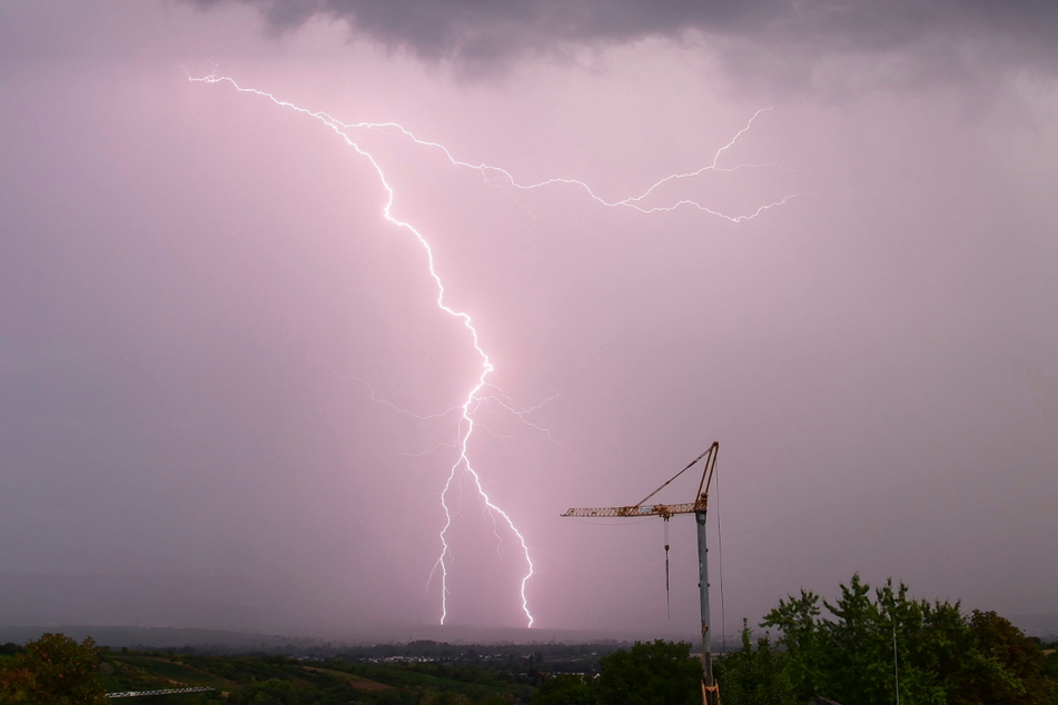 Ein Blitz schlägt im Taunus nordwestlich von Eltville am Rhein (Hessen) ein.