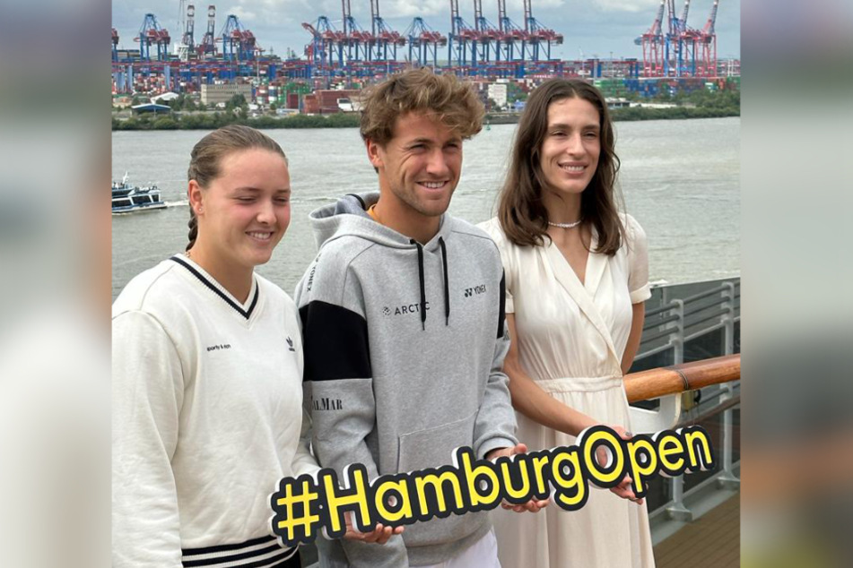 Jule Niemeier (23, l.), Casper Ruud (24) und Turnierbotschafterin Andrea Petkovic (35) posieren bei einem Pressetermin der "Hamburg European Open" an Bord der "Queen Victoria".