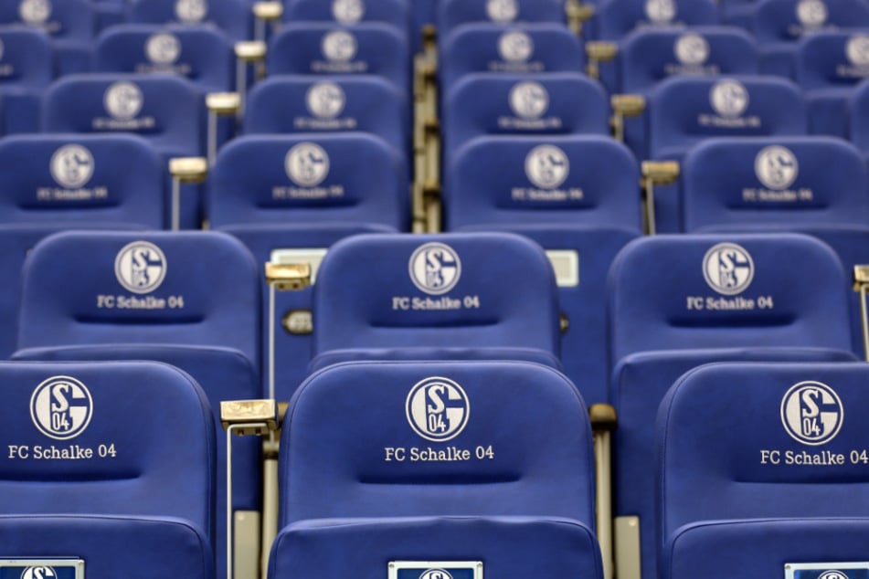 Leere Sitzschalen in der Veltins-Arena auf Schalke.