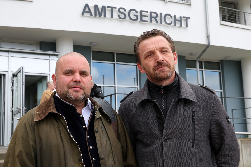 Der Bestattungsunternehmer (49, r.) steht mit seinem Verteidiger Benjamin Richert vor dem Amtsgericht Rostock.