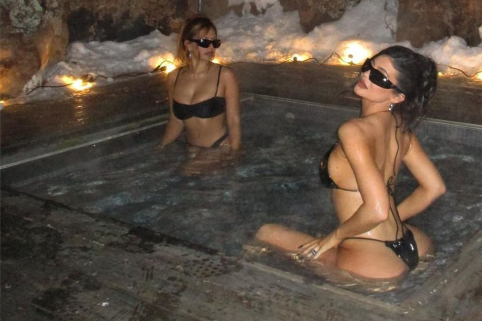 Kylie Jenner gets steamy in new snowy hot tub pics