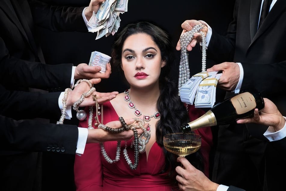 In der neuen ZDF-Serie "Take the Money and Run" spielt Nilam eine Milliardärin, die eine Fake-Kryptowährung gründete.