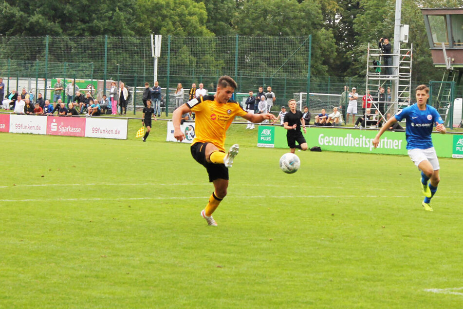 Julius Hoffmann (l.) schnürte für Dynamo Dresdens U19 einen Doppelpack. (Archivfoto)