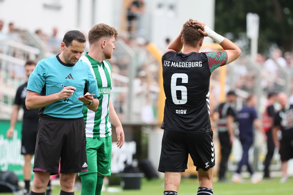 Magdeburgs Timo Birk sah für ein eher kleines Foul die Ampelkarte.