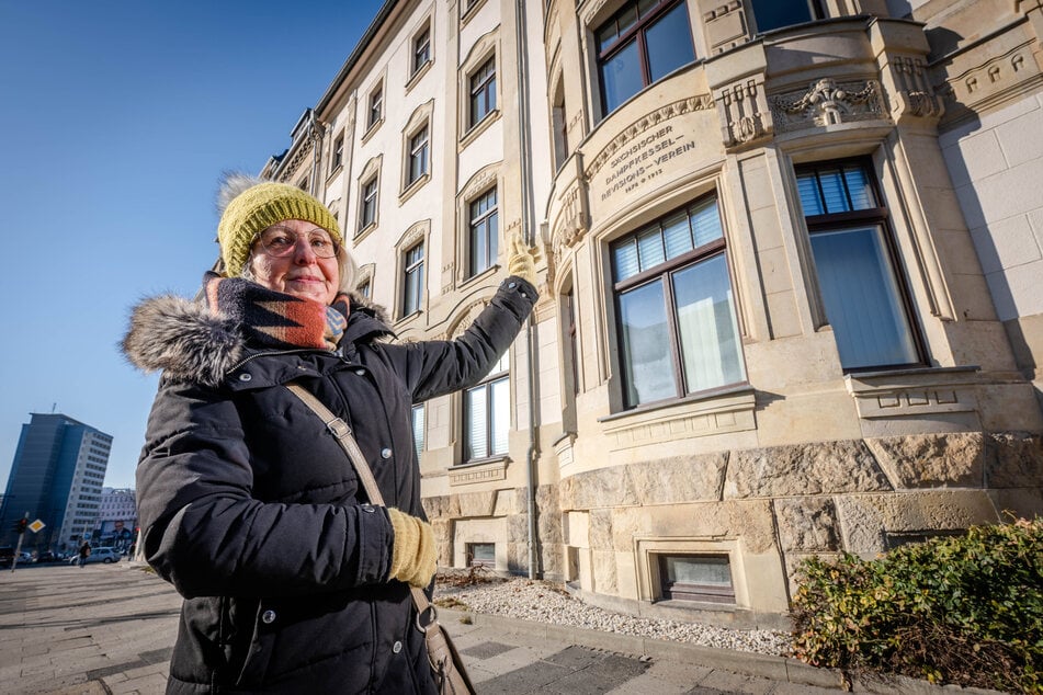 Ramona Wagner (67) weist die Besucher auf den Schriftzug an der Bahnhofstraße 20 hin.