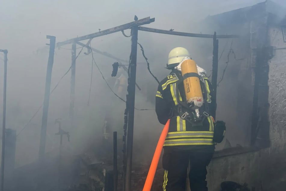 In Wittenberg brannte am Samstagmittag eine Gartenlaube ab - die Feuerwehr kam zum Einsatz und löschte die Flammen.