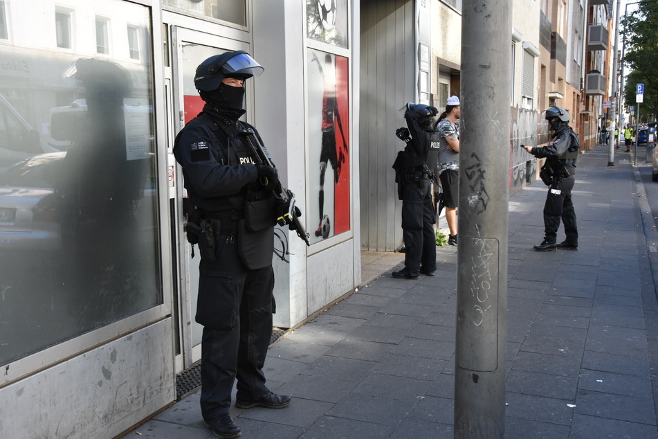 Die Polizei war am Mittwoch mit einem Großaufgebot in Köln-Kalk bei einer Razzia unterwegs.