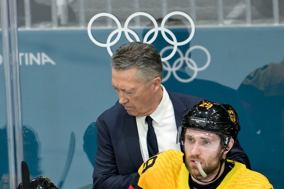 Coach Harold Kreis (67) setzt bislang wenig auf den Routinier der Kölner Haie. Zudem hat er vor Olympia Leon Draisaitl (30, r.) zum Kapitän gemacht.