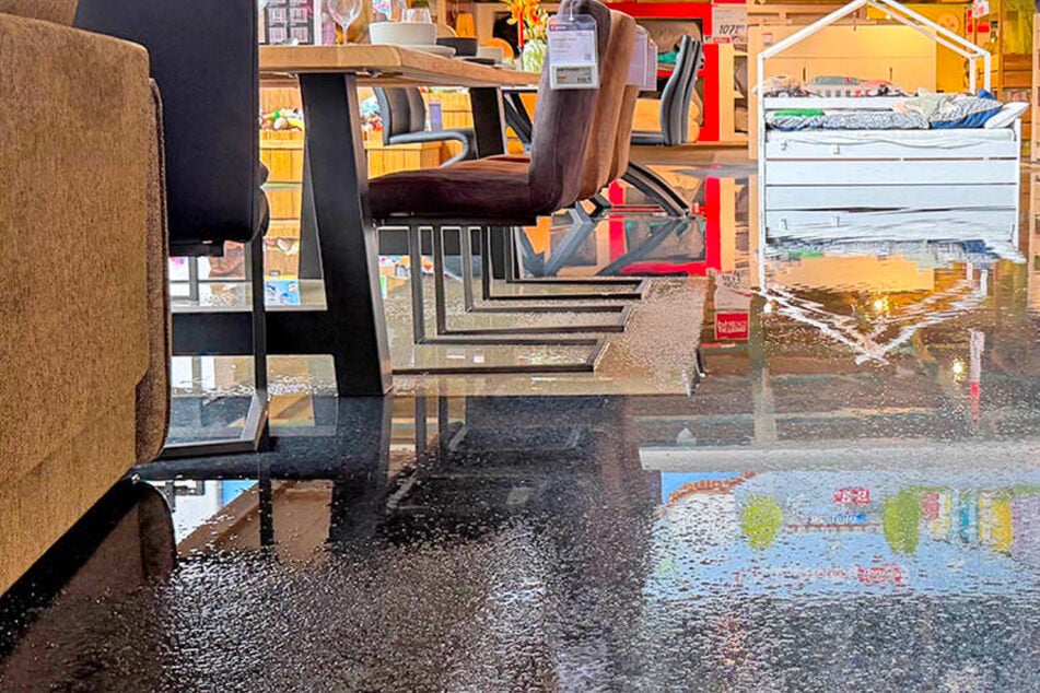 Höffner in Berlin-Pankstraße muss wegen einem Wasserschaden Ladenflächen räumen.