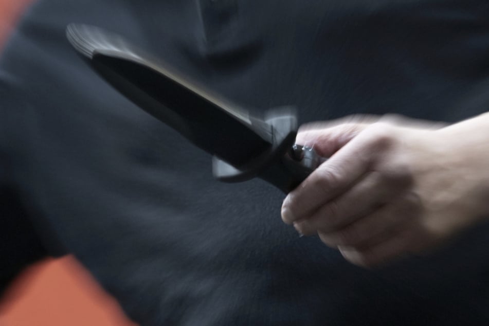 Messerattacke: Versuchter Totschlag? 18-Jährige geht mit Messer auf Stiefvater los