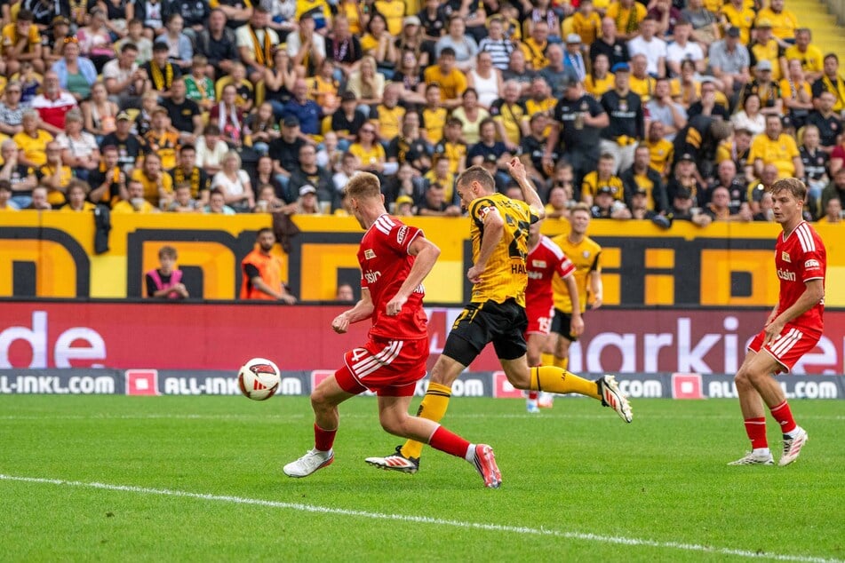 Die ganz schnelle Antwort: Niklas Hauptmann (M.) traf zum 1:1-Ausgleich.