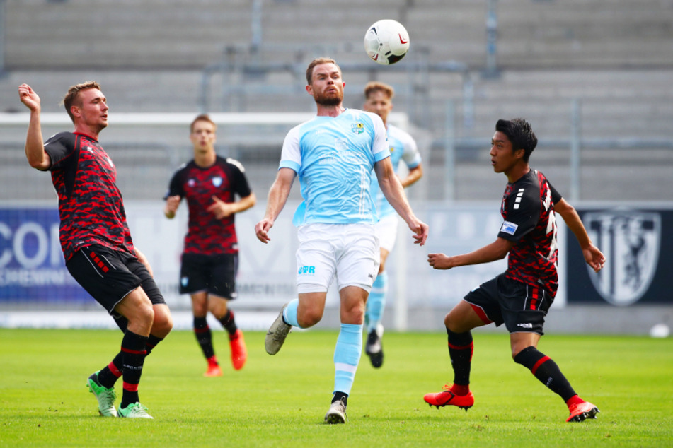 CFC-Angreifer Tobias Müller (M.) versucht, sich gegen die Viktorianer Christoph Menz (l.), und Shinji Yamada zu behaupten.