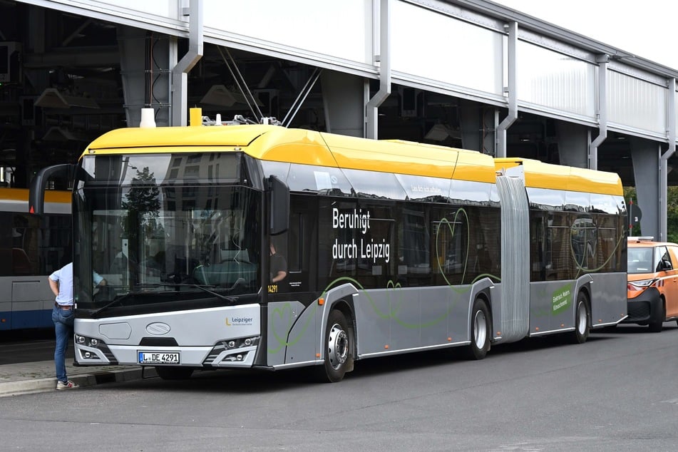 Der erste von insgesamt 40 Elektro-Gelenkbussen traf Montag in Leipzig ein.