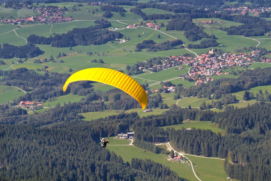 Beim Start stürzte ein 55 Jahre alter Mann in der Ortsgemeinde Veldenz im Landkreis Bernkastel-Wittlich mit seinem Gleitschirm ab. (Symbolbild)