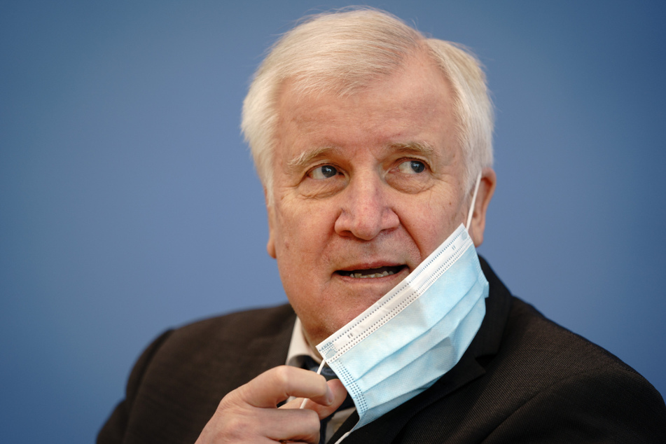 Horst Seehofer (71, CSU) nimmt vor Beginn einer Pressekonferenz seine Maske ab. Der Bundesinnenminister hat drei Vereine der Hisbollah-Bewegung verboten.