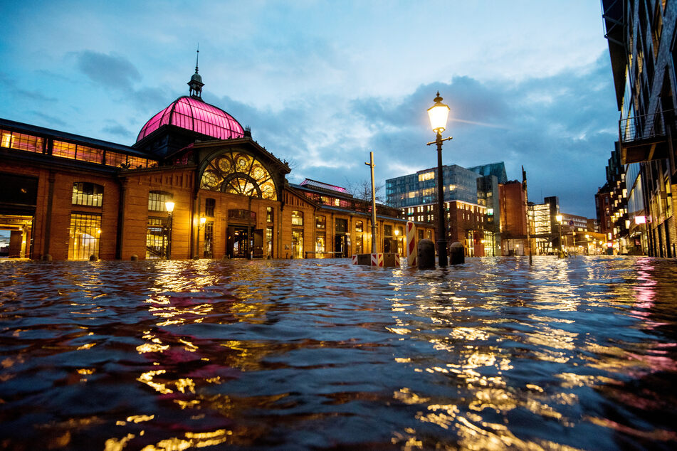 Der Fischmarkt in Hamburg steht während einer Sturmflut unter Wasser: Am Donnerstag wird das erste Hochwasser des Jahres erwartet.