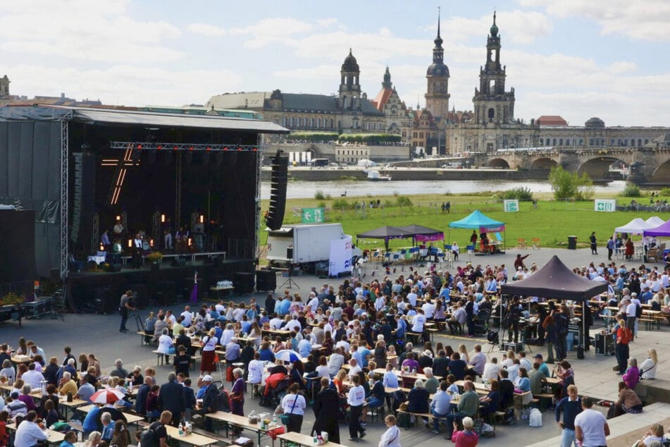 Familie und Freunde konnten die Täuflinge zum Fest an der Elbe begleiten.