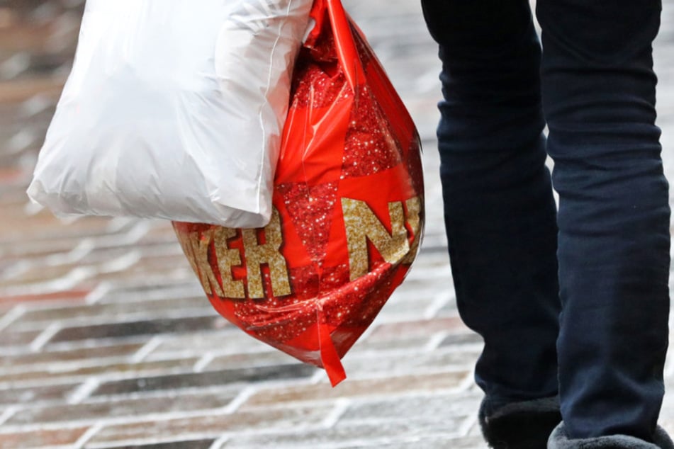 Beim Hereintragen der Einkaufstüten verschaffte sich die Unbekannte Zutritt zu der Wohnung der Rentnerin. (Symbolbild)