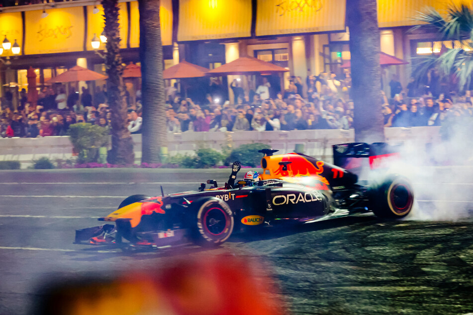 Auf einer Formel-1-Werbetour im November vergangenes Jahres faszinierte das Red-Bull-Team mit spektakulären Manövern auf dem Las Vegas Strip. (Archivbild)