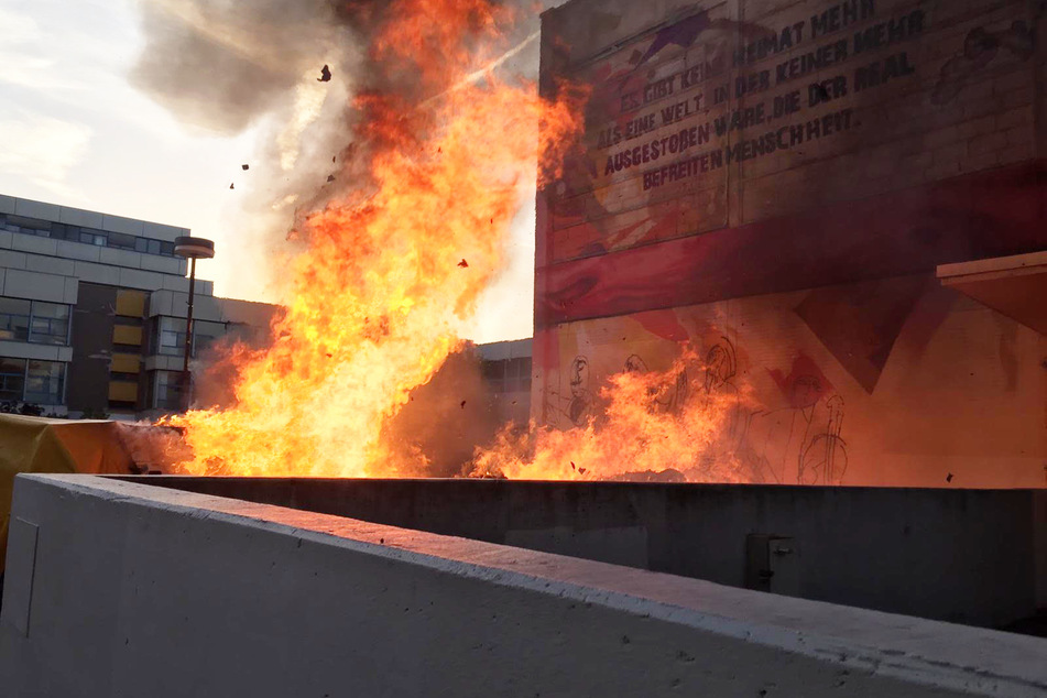 Etwa zehn Meter hohe Flammen waren bereits aus der Ferne deutlich zu sehen.
