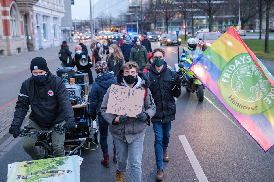Hannover: Aktivisten der Klimabewegung "Fridays for Future" demonstrieren zum globalem Streikttag mit einem "Walk of Shame" in der Innenstadt.