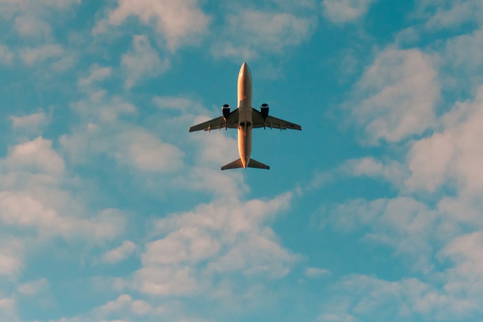 Am Himmel über Hamburg sind wieder mehr Flugzeuge unterwegs. (Symbolbild)