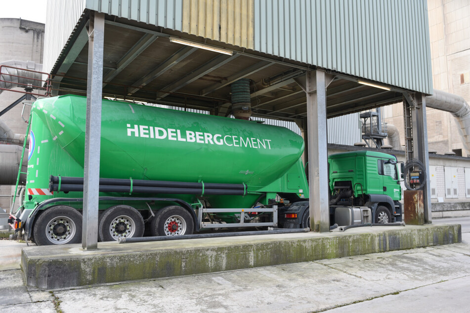 Leimen: Ein Lastwagen steht im Zementwerk des Baustoffkonzerns HeidelbergCement in einer Verladestation.
