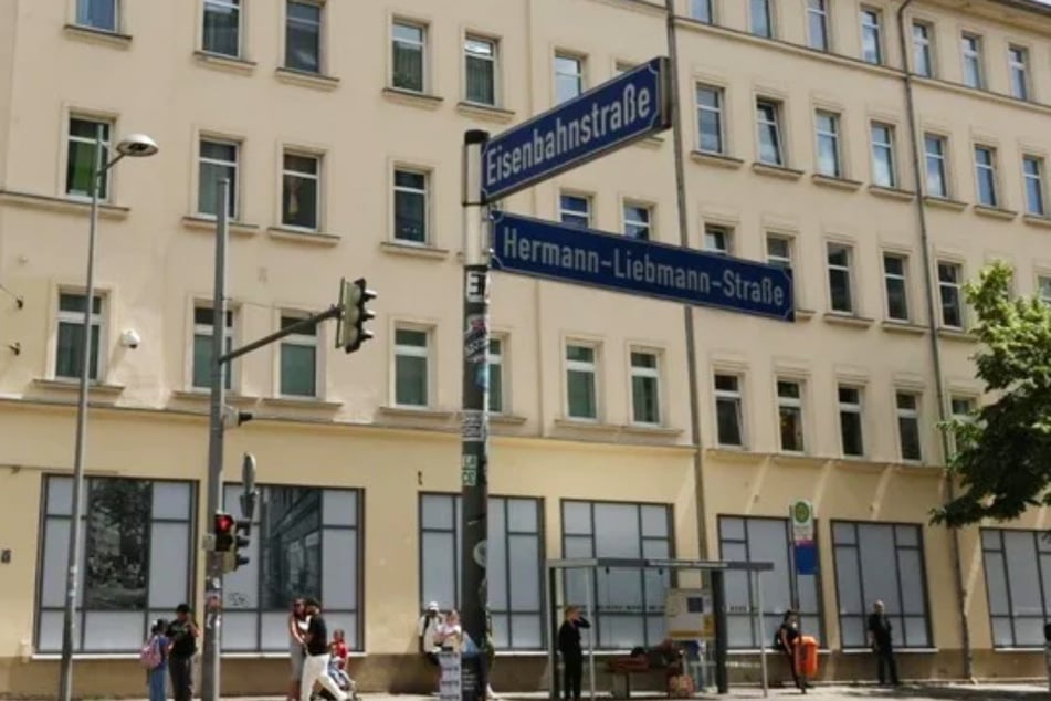 Der 22-Jährige wollte von der Herrmann-Liebmann-Straße auf die Eisenbahnstraße abbiegen, übersah dabei aber die Radfahrerin. (Archivbild)