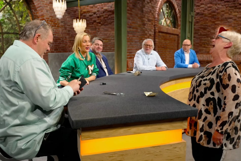 Am Ende sichert sich Walter "Waldi" Lehnertz (58, l.) das Objekt für 300 Euro - sehr zur Freude von Verkäuferin Alison (r.)!