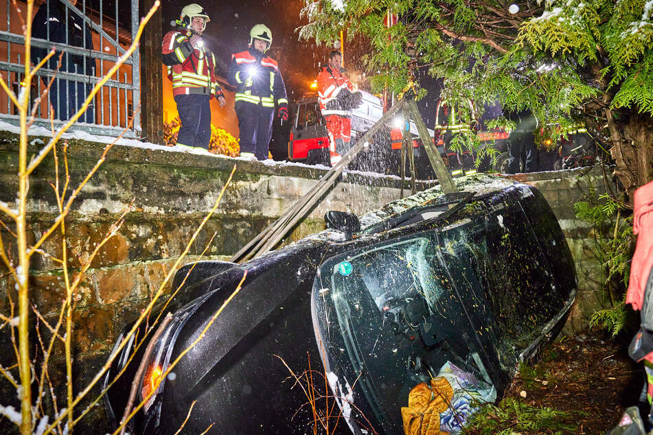 Mithilfe eins Kranes wurde der Nissan schließlich aus dem Graben gezogen.