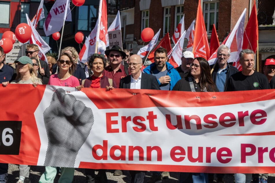 Bürgermeister Peter Tschentscher (60, SPD, M.) war bei der Großdemo in der Hamburger Innenstadt ganz vorne mit dabei.