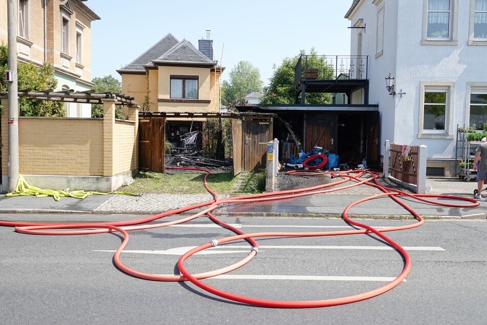 Das Carport brannte vollständig nieder.