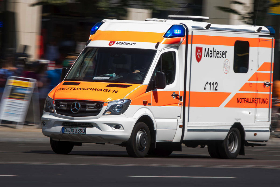 Mann (47) von Transporter angefahren und schwer am Kopf verletzt