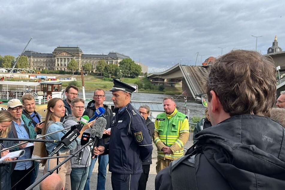 Polizei-Pressesprecher Thomas Geithner spricht zu Medienvertretern.