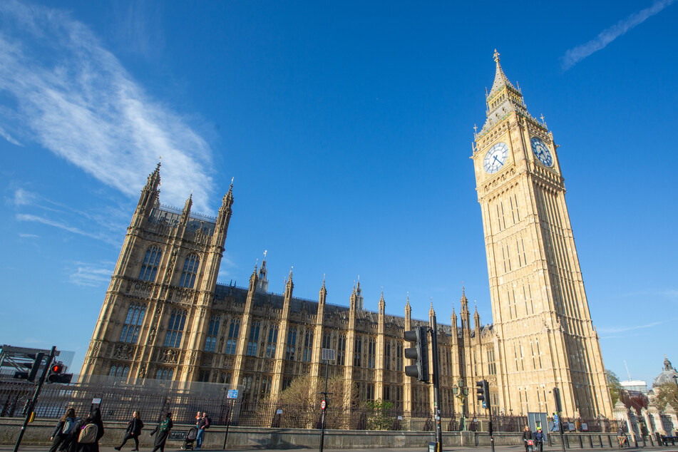 Das britische Parlament besteht aus dem Unter- und Oberhaus und sitzt im Londoner Westminster-Palast.