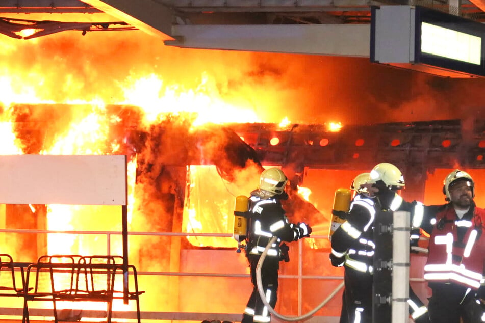 Berlin: Brennender Zug in Berliner Bahnhof: Über 100 Feuerwehrleute bekämpfen Flammen-Inferno!