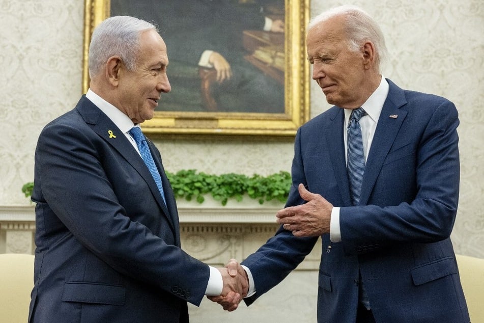 US President Joe Biden (r.) shakes hands with Israeli Prime Minister Benjamin Netanyahu during a meeting in the Oval Office of the White House in July 2024.