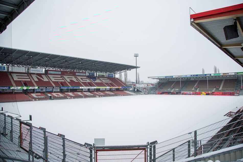Im LEAG Energie Stadion soll am Mittwoch der Test gegen Altglienicke stattfinden. Bis dahin sollte der Platz vom Schnee beräumt sein. (Archivbild)