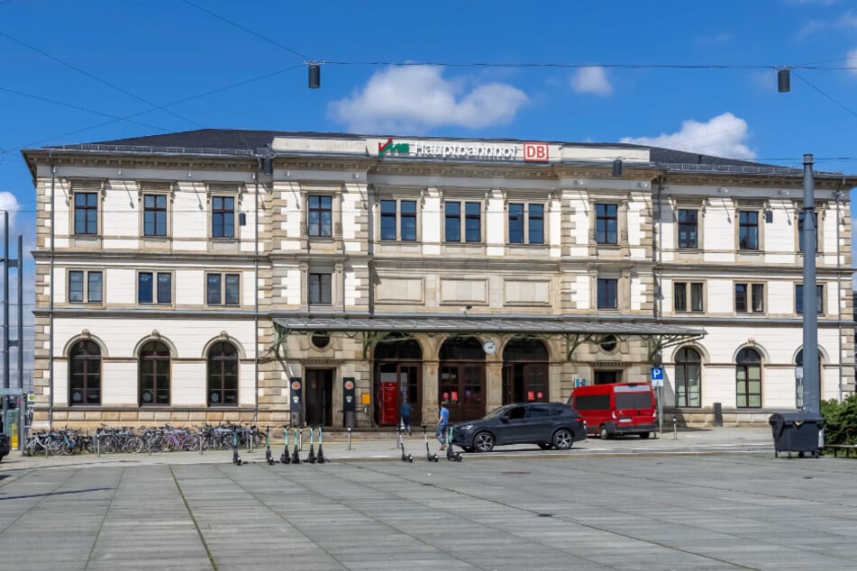 Im Bahnhofsgebäude sollte eigentlich schon im vergangenen Jahr ein Fahrradparkhaus fertig werden.