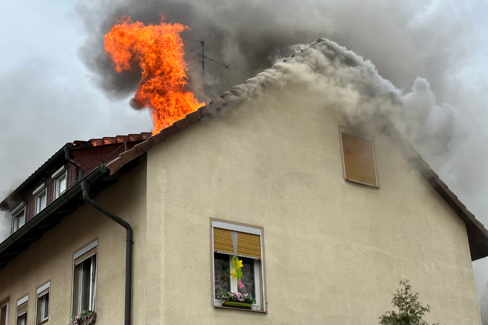 Haus steht in Flammen: Bewohner in Klinik, enormer Sachschaden!