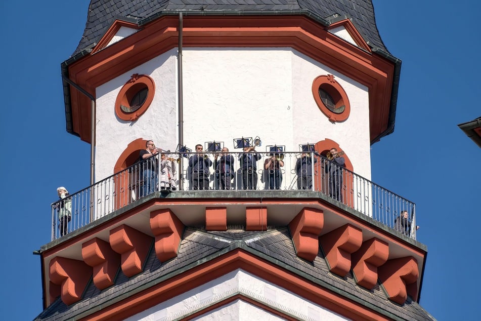 Ab jetzt erschallen jeden Samstag wieder Trompeten- und Posaunenklänge vom Hohen Turm des Rathauses.